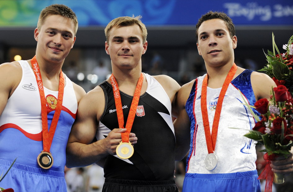 Spełniło się największe marzenie polskiego gimnastyka. Leszek Blanik z olimpijskim złotem (w środku).