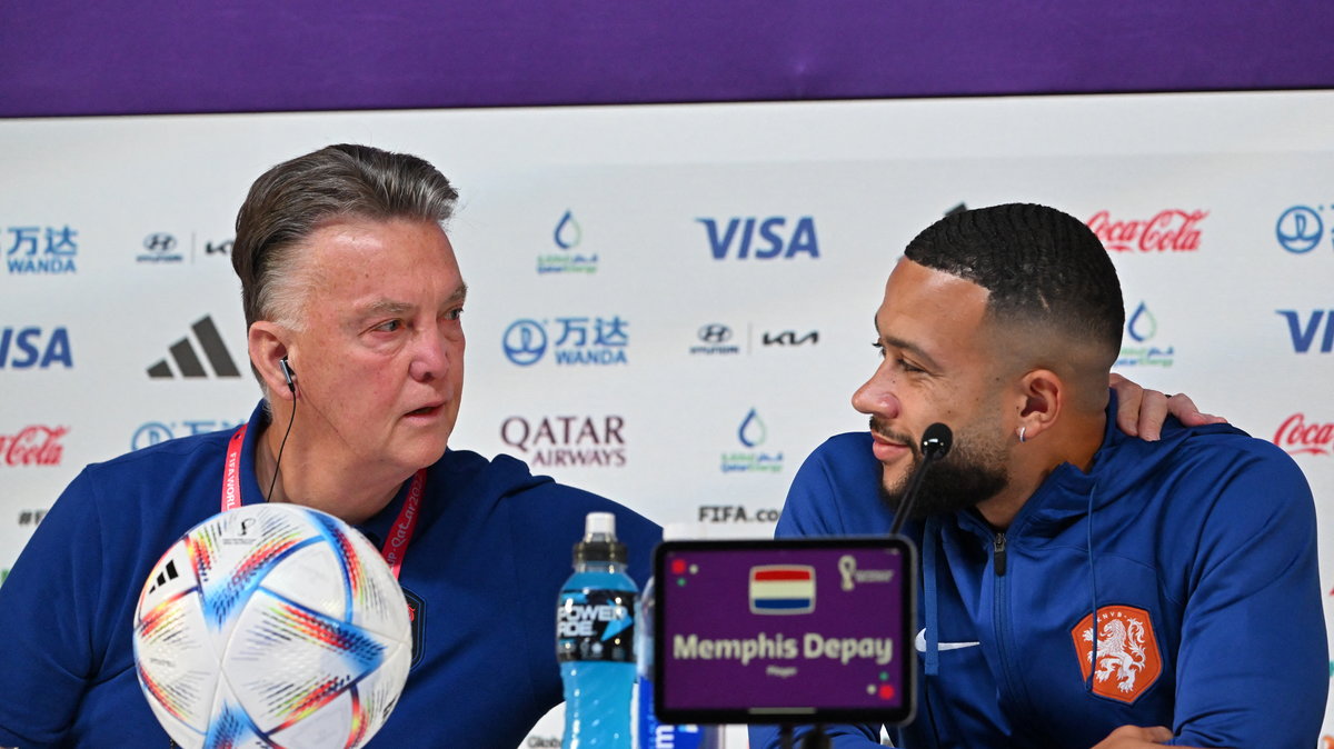 Louis Van Gaal i Memphis Depay na konferencji prasowej