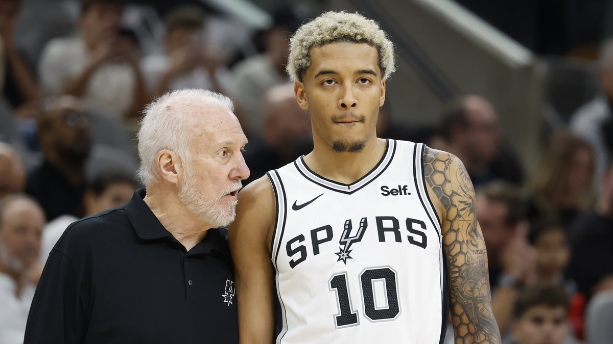 Trener San Antonio Spurs Gregg Popovich i Jeremy Sochan