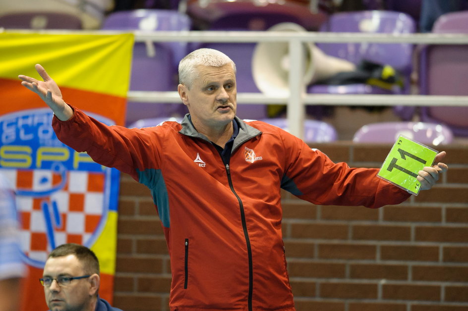 Krzysztof Kotwicki, trener piłki ręcznej, stał się dla niektórych kolegów po fachu w piłce nożnej przykładem. 