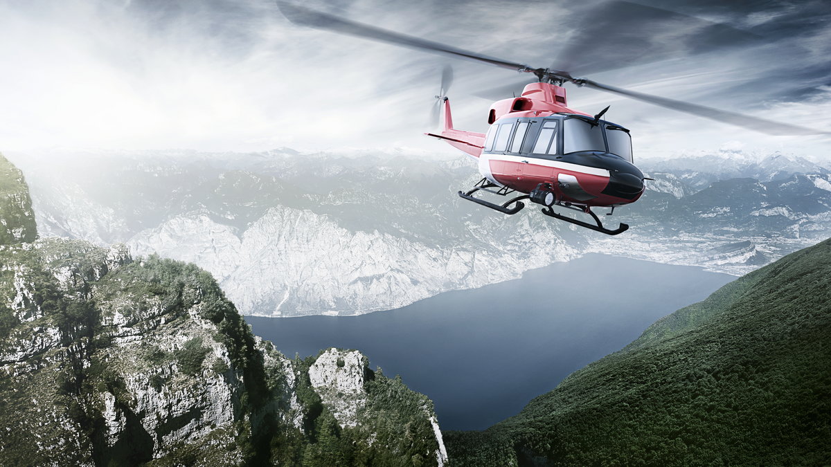 Zdjęcie ilustracyjne. Helikopter w górach