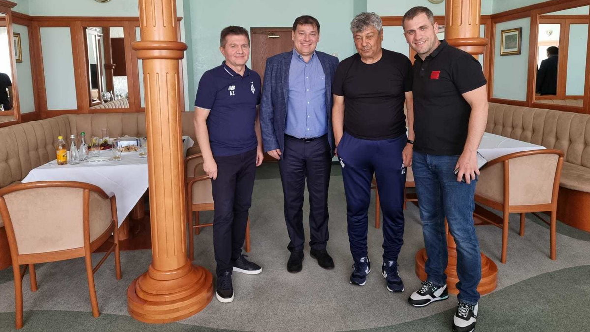 Octavian Moraru stoi pierwszy z prawej. Od lewej: Arcadie Zaporojanu (szef agencji "Fotbal Hebdo"), Grzegorz Gilewski (sponsor Radomiaka), znany trener Mircea Lucescu