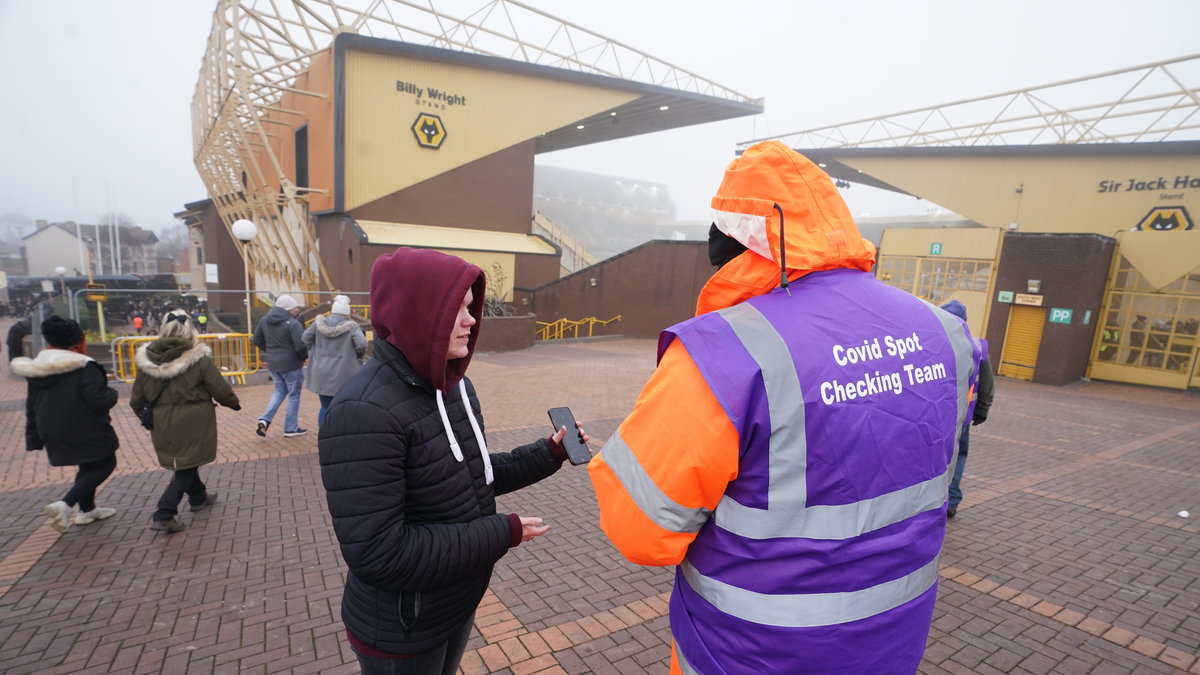 Przed każdym meczem Premier League wnikliwie badani są również kibice wchodzący na stadion