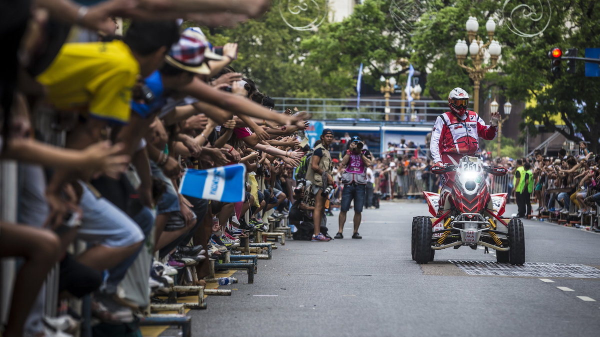 Rafał Sonik podczas oficjalnej ceremonii startu Rajdu Dakar 2015, fot. Fot. Marian Chytka