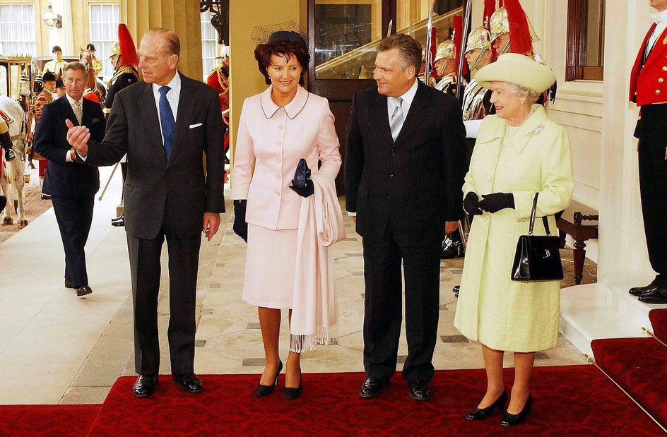 Rok 2004. Para prezydencka podczas wizyty w Buckingham Palace. 