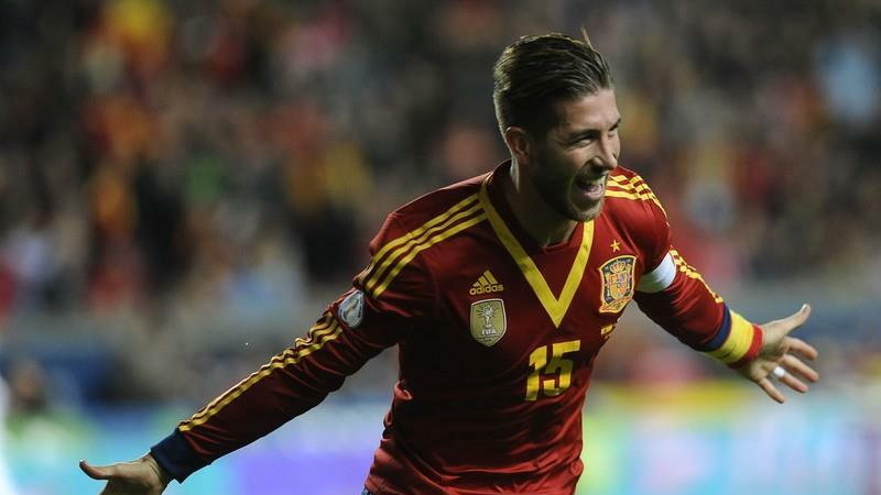 Sergio Ramos cieszy się po golu w meczu Hiszpania - Finlandia 