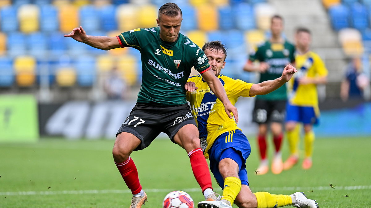 Patryk Mikita (z lewej) i Sebastian Milewski (Arka Gdynia - GKS Tychy, 20.08.2023 r.).