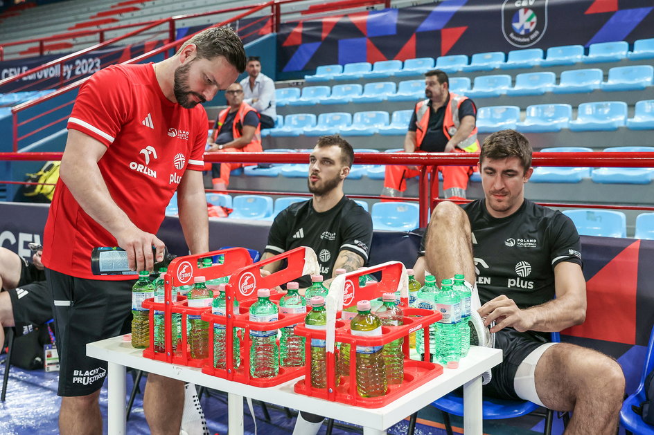 Fizjoterapeuta reprezentacji Polski Tomasz Pieczko przygotowuje płyny dla kadrowiczów podczas treningu w hali meczowej.