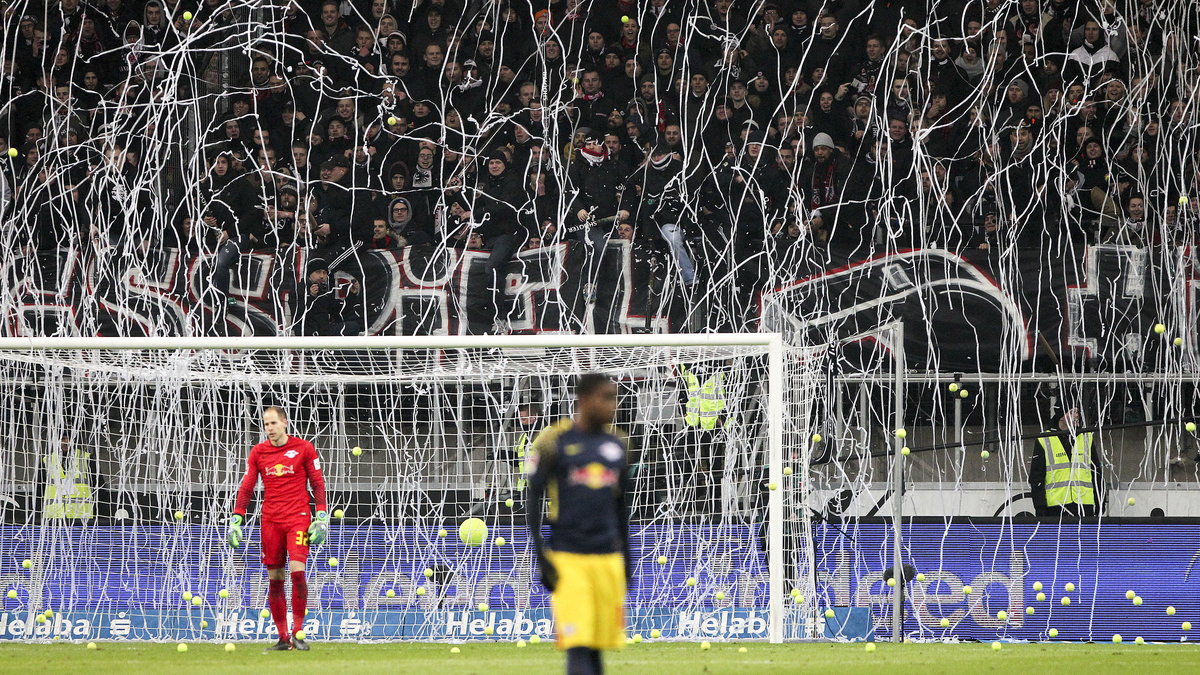 Kibice Eintrachtu rzucają na boisko przedmioty w ramach protestu przed rozgrywaniem meczów w poniedziałki