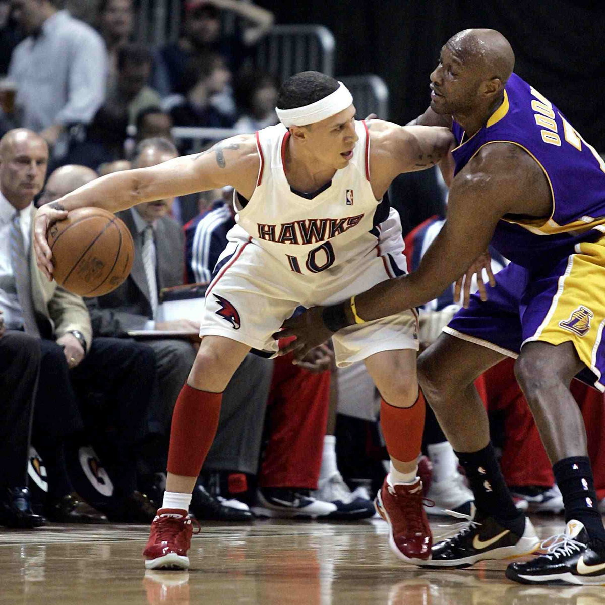 Mike Bibby (po lewej stronie) i Ron Artest.