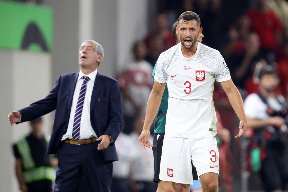 Fernando Santos (z lewej) i Mateusz Wieteska (Albania 2:0 Polska, 10.09.2023 r.).