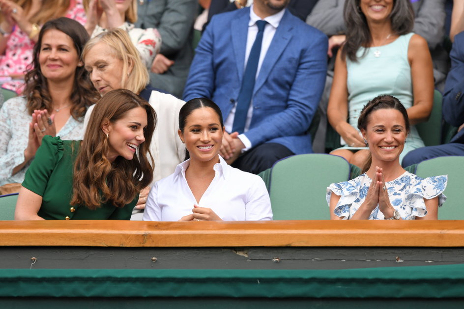 Księżna Kate i księżna Meghan na Wimbledonie (razem z Pippą Middleton)