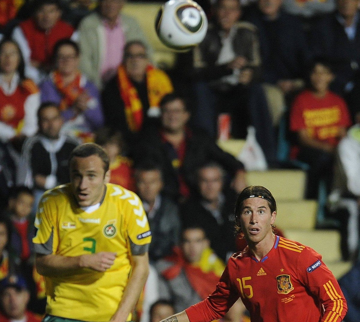 Ramunas Radavicius (L) i Sergio Ramos (P)