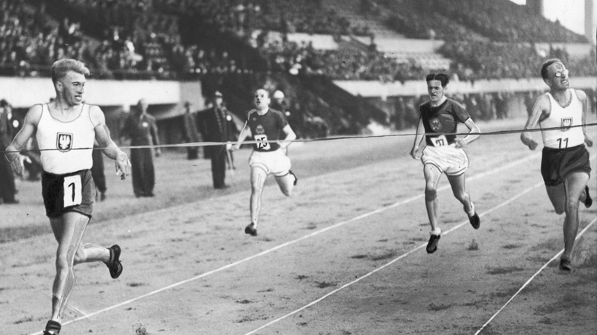 Finisz biegu na 400 metrów. Na przodzie biegnie Klemens Bieniakowski (nr 1), dalej Zygmunt Weiss (nr 11).