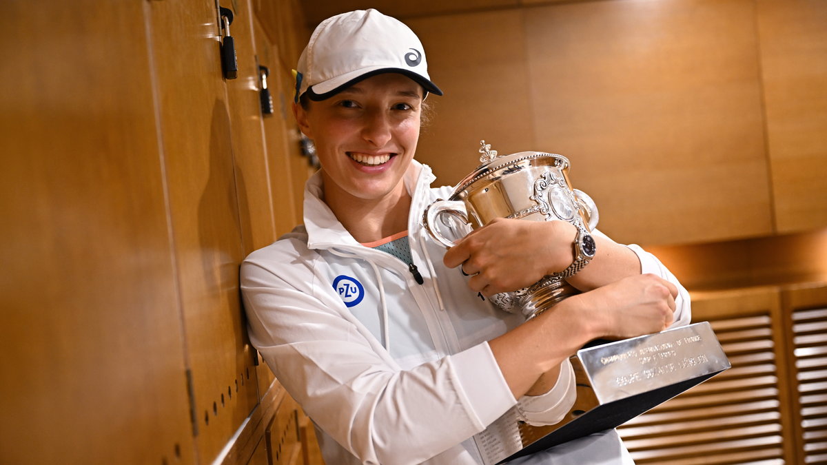 Iga Świątek z trofeum za wygranie Roland Garrosa