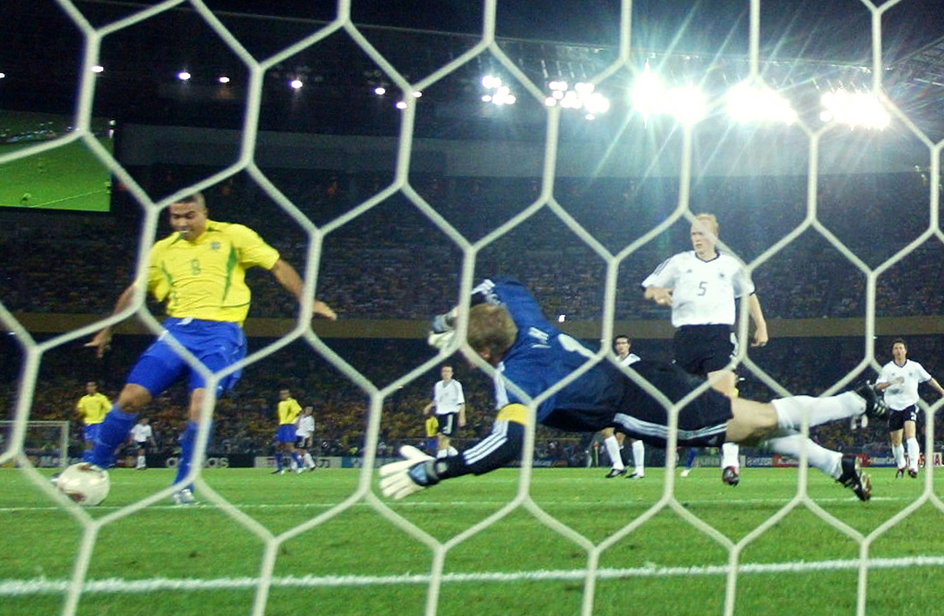 – Finał Brazylia – Niemcy, 2002 rok. Pamiętam fryzurę Ronaldo. Wyglądał komicznie, ale dzięki niej zdołał odwrócić uwagę od kontuzji, którą leczył przed mundialem – mówi Robert.