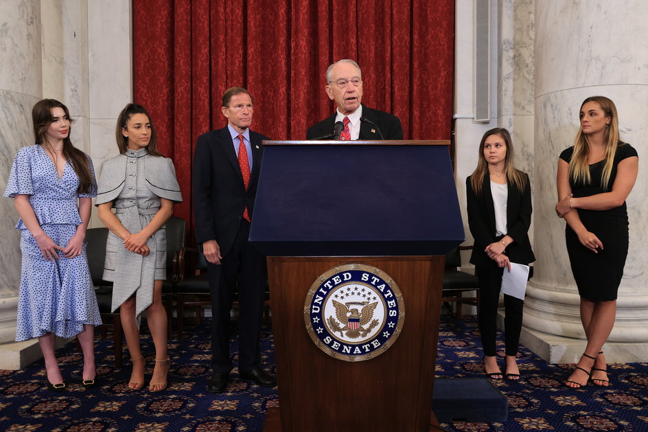 Od lewej: McKayla Maroney, Jessica Howard, Aly Raismam, senator Richard Blumenthal, senator Charles Grassley, Kaylee Lorincz, Maggie Nichols. Zdjęcie z konferencji prasowej po zeznaniach gimnastyczek ws. Larry'ego Nassara (2021 r.)