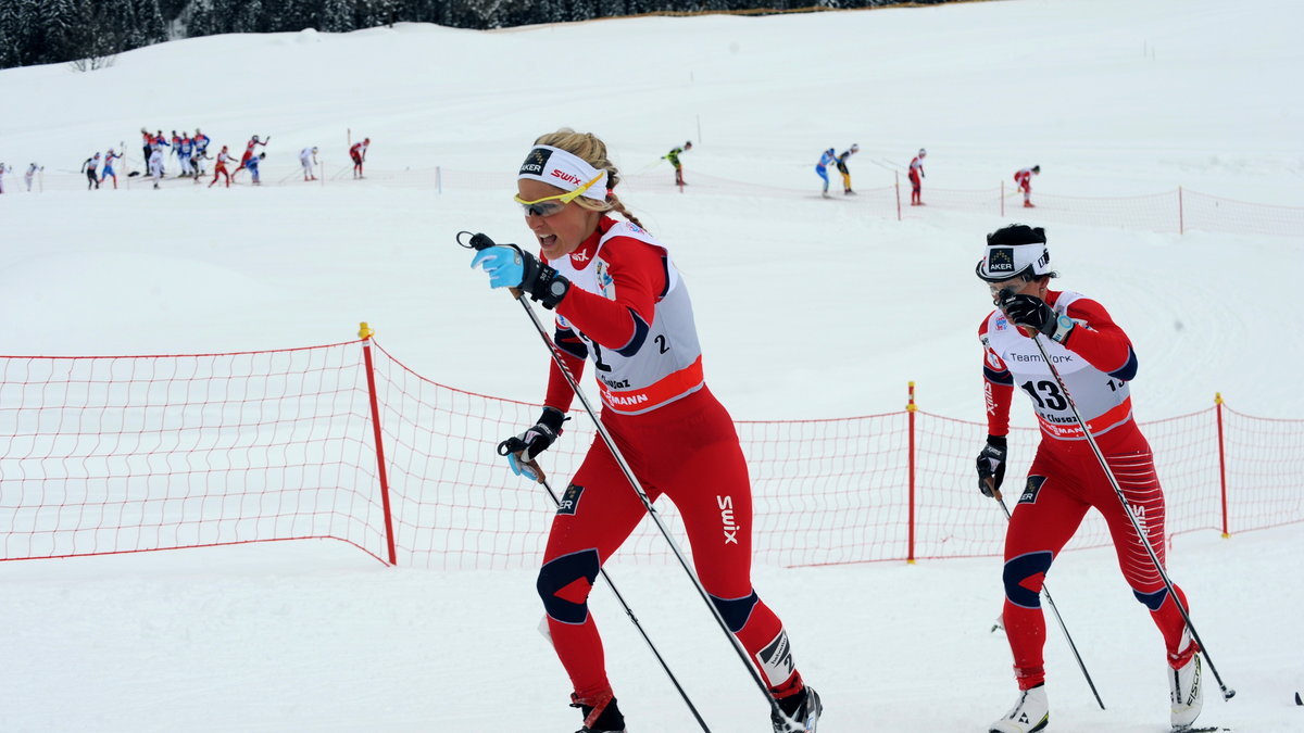 Therese Johaug (z przodu) i Marit Bjoergen