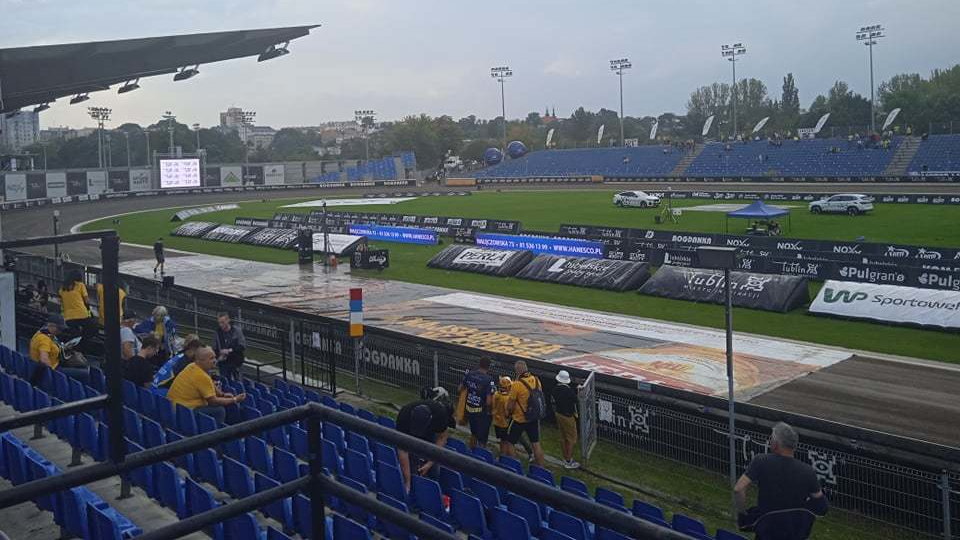 Rozłożona plandeka na stadionie Motoru Lublin