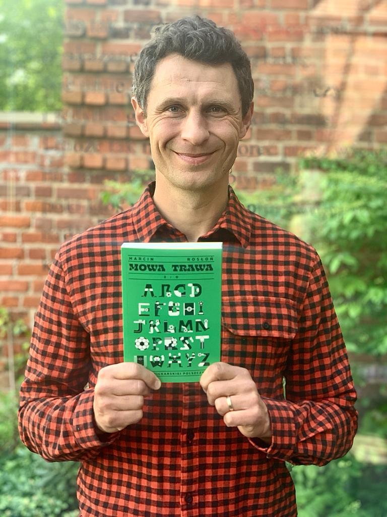 Marcin Rosłoń napisał książkę „Mowa trawa”, dzięki której czytelnik może dokładnie poznać język, jakim w szatni posługują się piłkarze. 