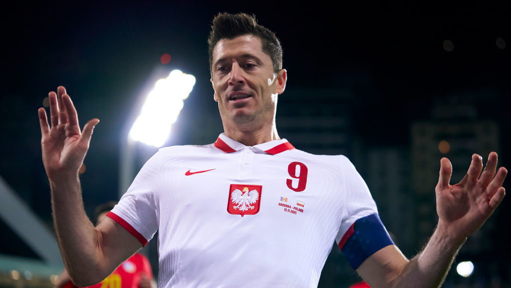 Robert Lewandowski pozował z trofeami