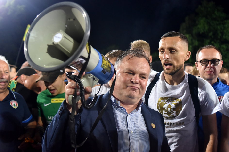 Tomasz Tułacz podczas świętowania awansu do Ekstraklasy w Niepołomicach