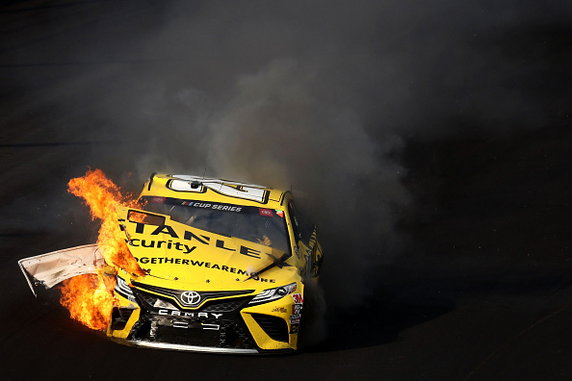 5 lipca 2020: Indianapolis. Płonący samochód Erika Jonesa podczas wyścigu NASCAR