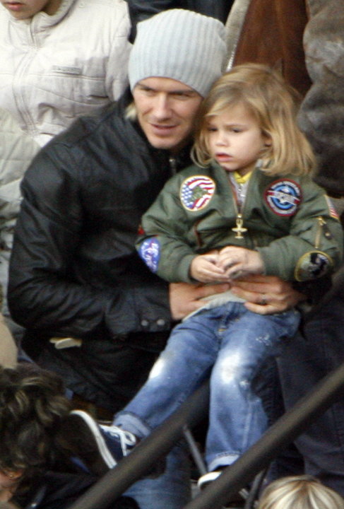 Romeo Beckham z tatą w 2005 roku
