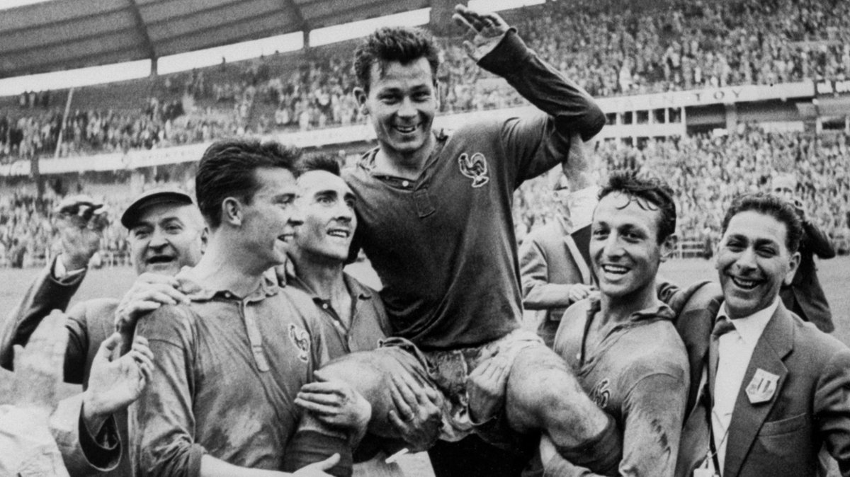 Just Fontaine niesiony przez kolegów z reprezentacji Francji