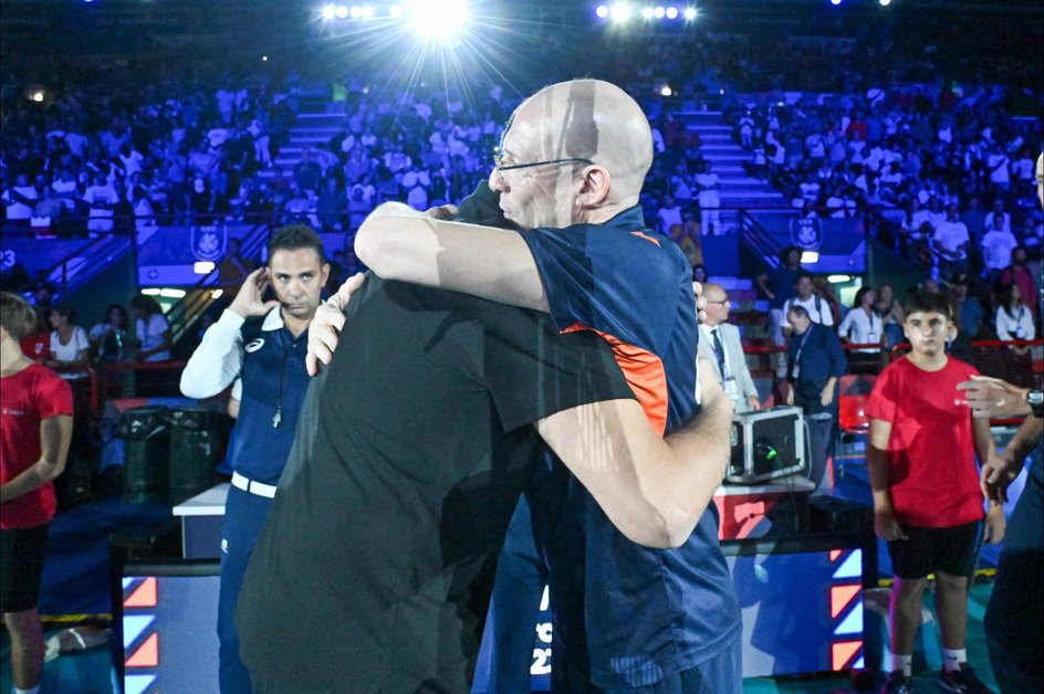 Winiarski w uścisku z Roberto Piazzą przed meczem 1/8 finału tegorocznych mistrzostw Europy. Holendrzy prowadzili już 2:0, ale Niemcy doprowadzili do tie-breaka, lecz nie zdołali wygrać.