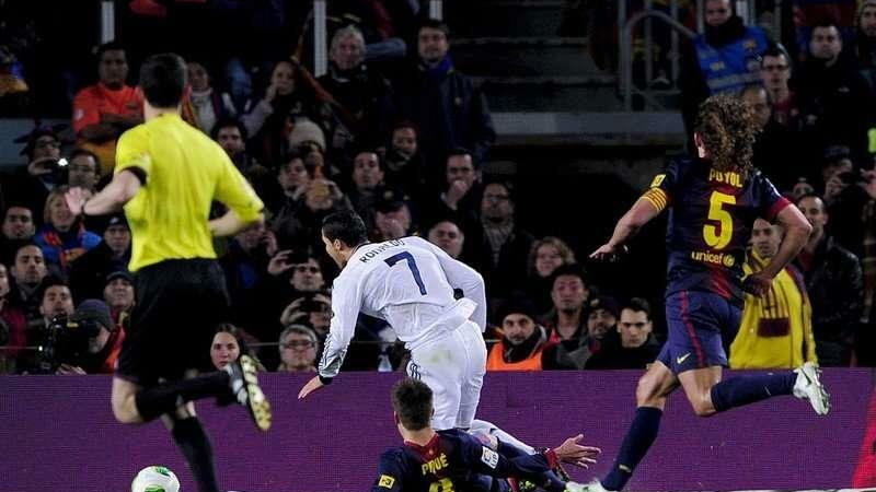 Barcelona - Real Madryt Gerard Pique Cristiano Ronaldo faul