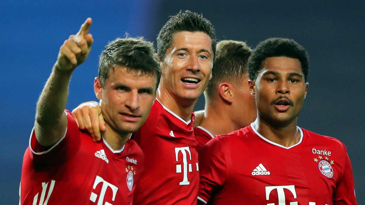 Robert Lewandowski (w środku) i Serge Gnabry (z prawej)