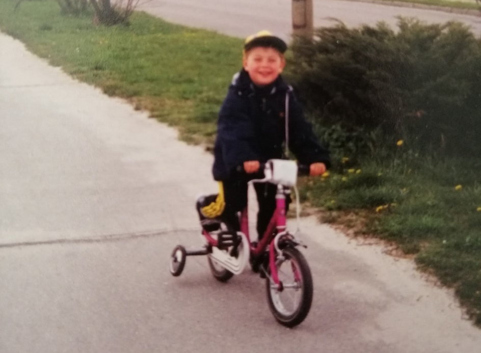 Mama uczyła Mateusza jeździć na jego pierwszym rowerze.