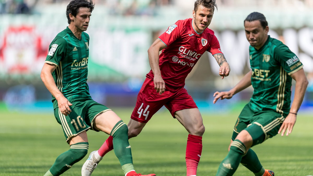 18512284 - PIŁKA NOŻNA EKSTRAKLASA ŚLĄSK WROCŁAW PIAST GLIWICE (Kamil Vacek Igors Tarasovs Mateusz Szczepaniak )