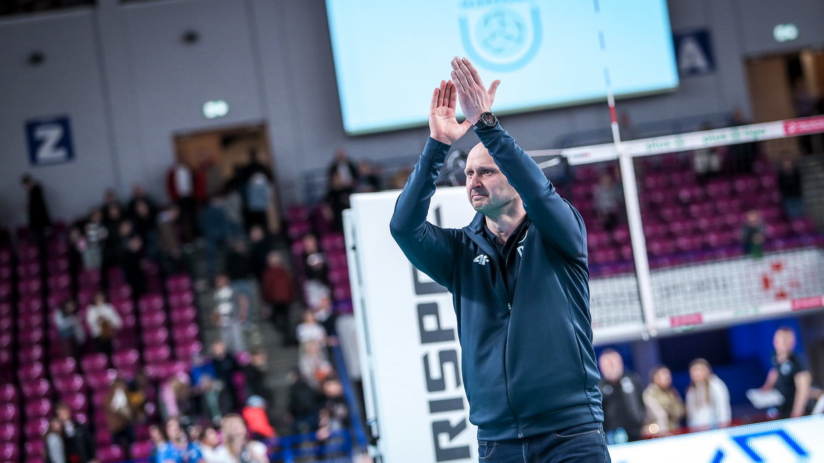 Piotr Graban dziękujący kibicom po czwartym meczu play-off z ZAKSĄ