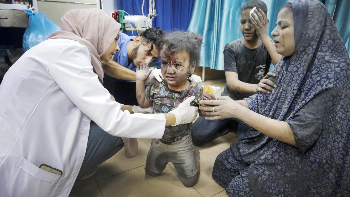 Ranne dzieci po ataku Izraela na szpital w Gazie