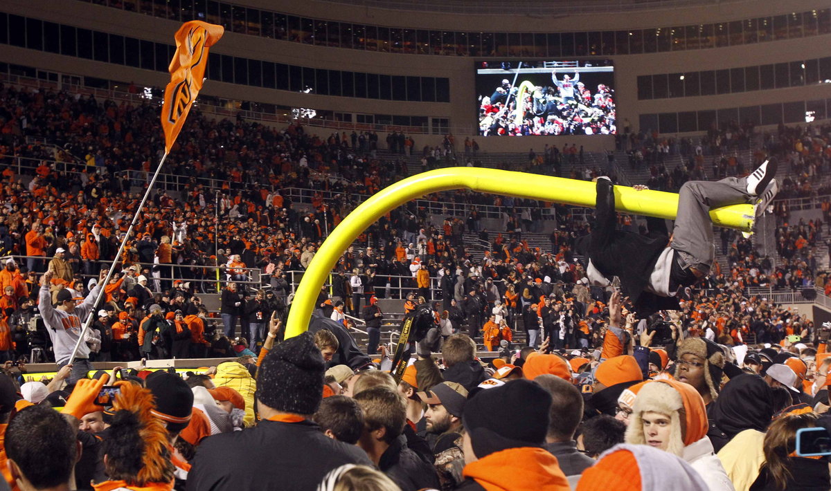 Kibice Oklahoma State University szturmują boisko