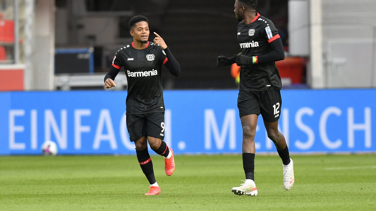 Leon Bailey (z lewej) z Bayeru Leverkusen cieszy się ze zdobycia gola