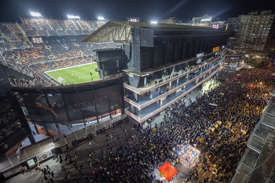 Stadion Mestalla. Na nim obecnie rozgrywa mecze drużyna Valencii