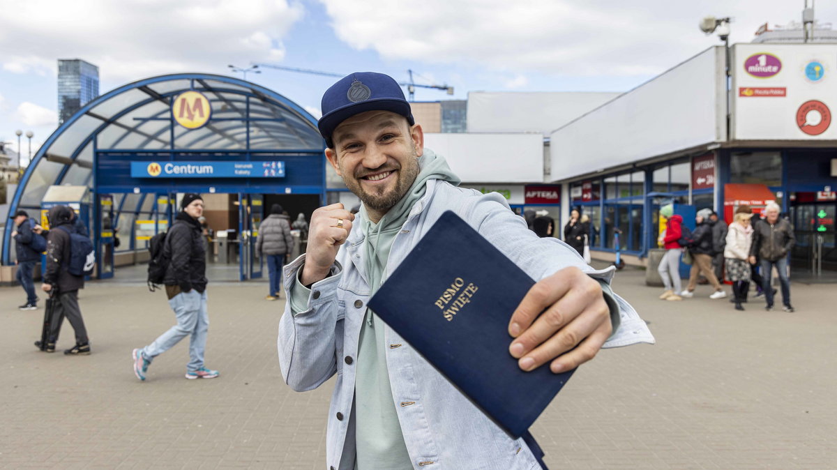 Łukasz Janik z Pismem Świętym w centrum Warszawy