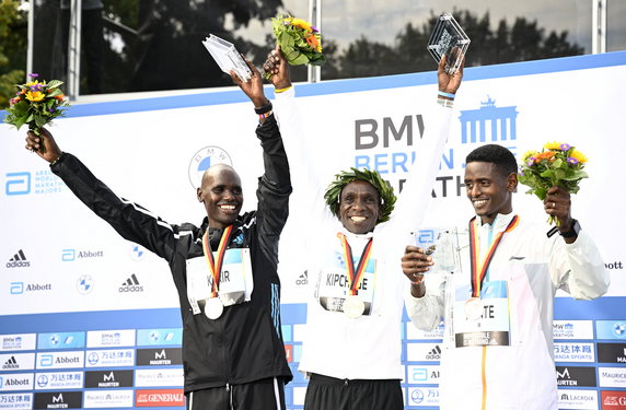 Mark Korir, Eliud Kipchoge i Tadu Abate na podium maratonu w Berlinie
