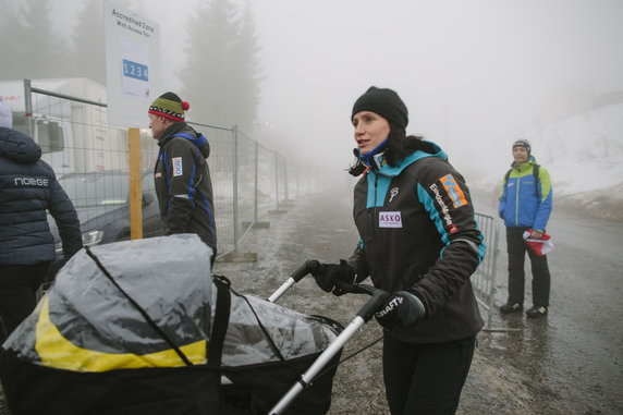 Marit Bjoergen z wózkiem