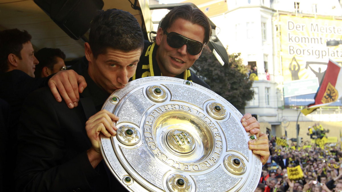 Roman Weidenfeller (z prawej) z Robertem Lewandowskim po zdobyciu mistrzostwa Niemiec w 2012 roku