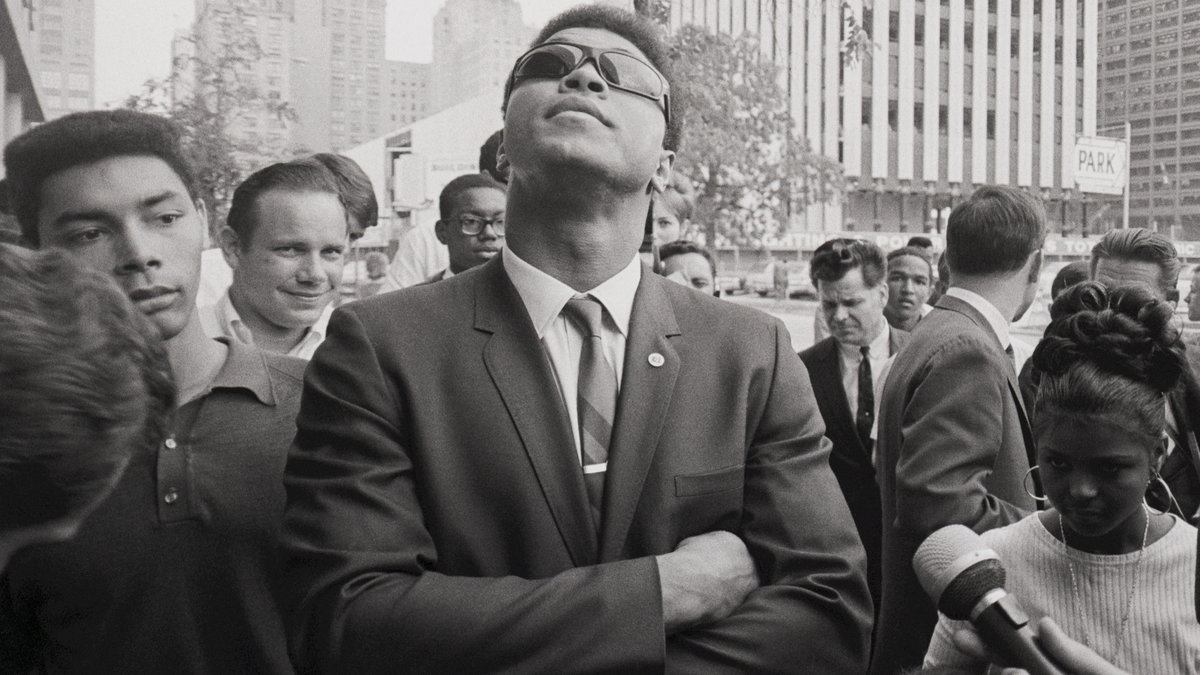 Muhammad Ali po wyjściu z sądu federalnego, który odrzucił jego starania, aby uniknąć powołania do armii. Zdjęcie wykonano 27 kwietnia 1967 r. (Bettmann / Contributor)