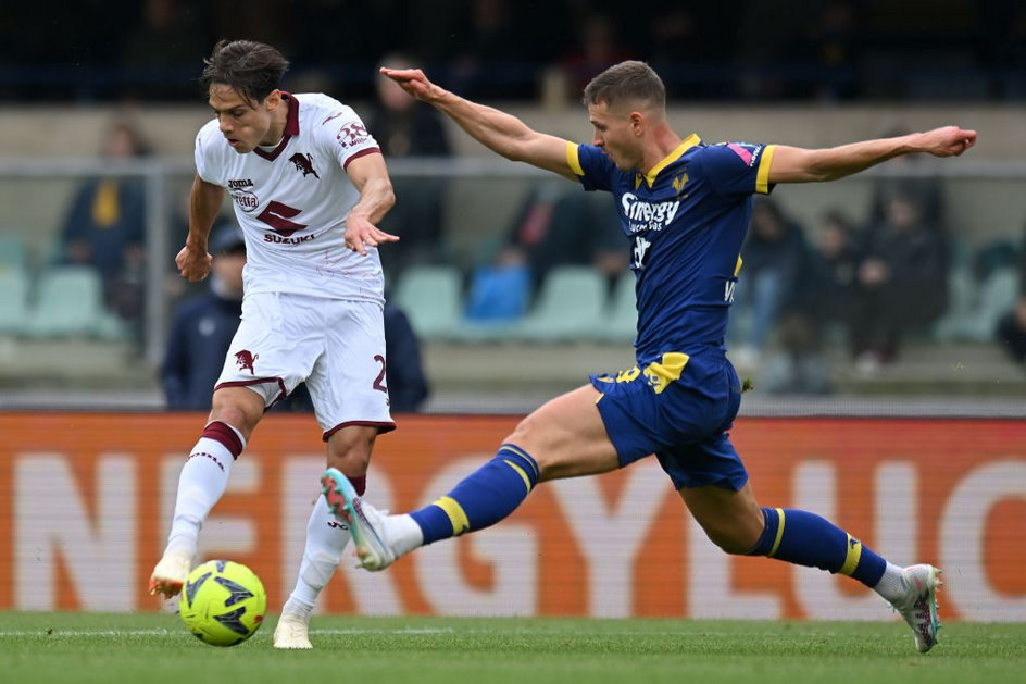 Mateusz Praszelik (z prawej) w starciu z Samuelem Riccim z Torino FC. Polak reprezentował wtedy barwy Hellasu Werona