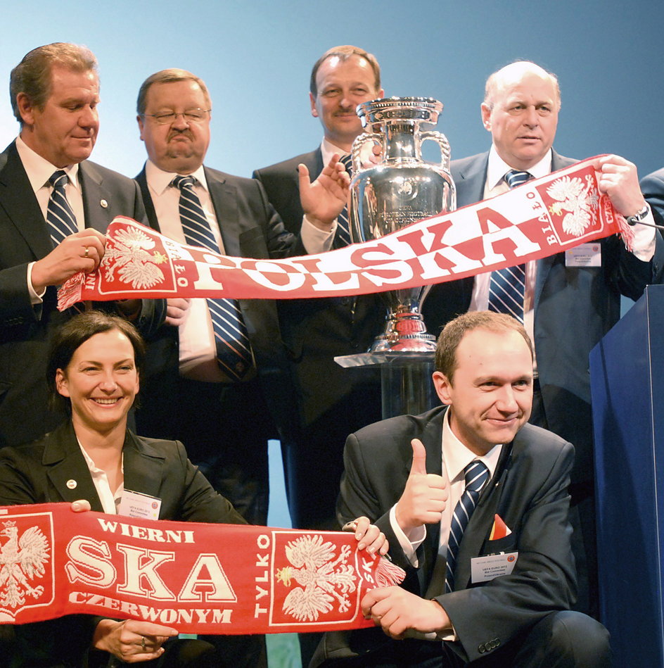 Polska delegacja świętująca w Cardiff po decyzji o przyznaniu Polsce i Ukrainie Euro 2012