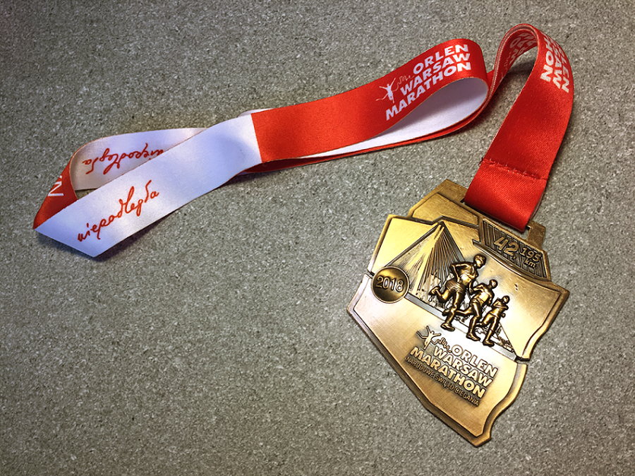 Maratoński medal konturami przypomina terytorium Polski