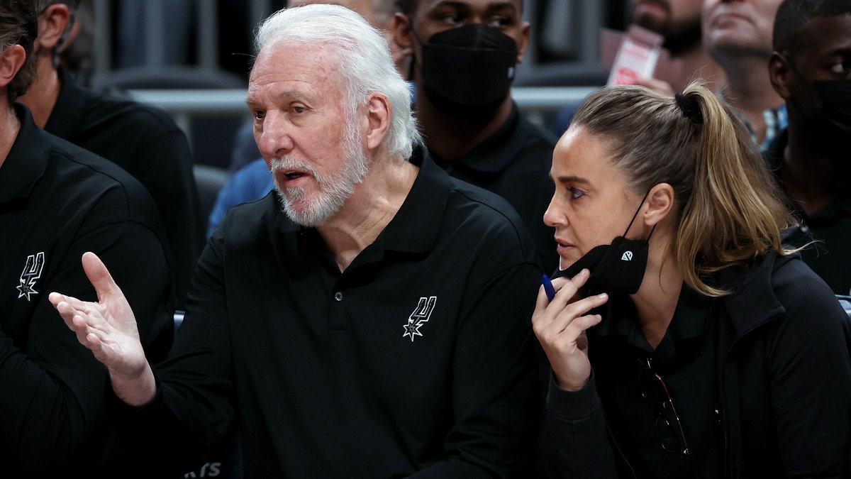 Becky Hammon (z prawej) i Gregg Popovich