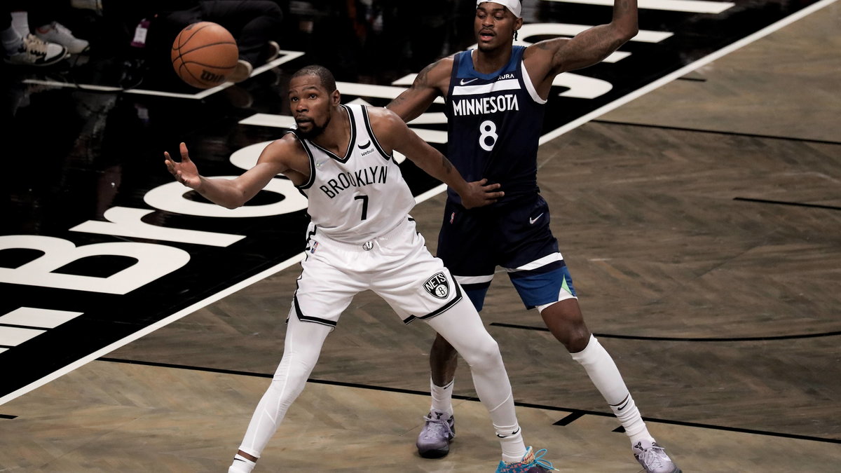 Kevin Durant z Brooklyn Nets. Za nim Jarred Vanderbilt z Minnesoty Timberwolves