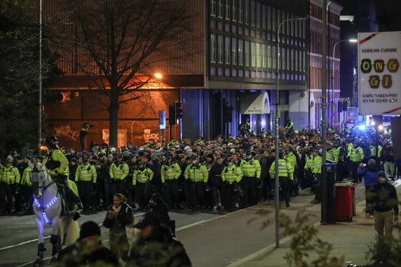 Kibice Legii eskortowani przez kordon policji